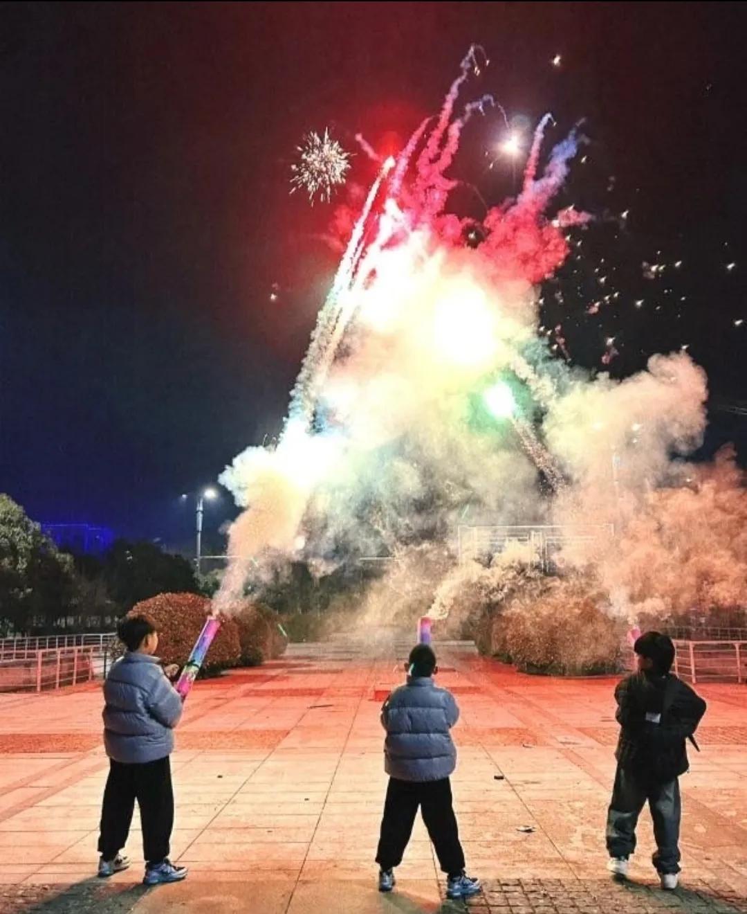 明年过年能放炮了，施行5年的烟花爆竹禁令悄然废除，山西打响全国第一枪。在口罩时期