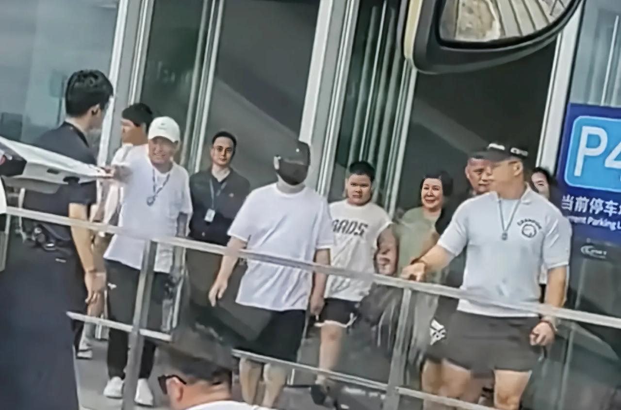 龙生九子，子子不同。德云社上海分社开业在即，董事长王惠携儿子郭汾阳参加，身材发福