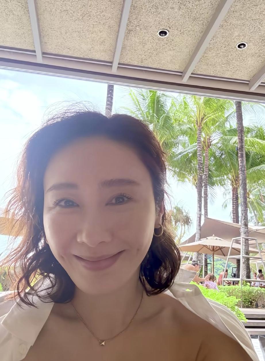 黎姿陪家人海边过复活节，她只敢晒自己，不敢晒老公和三个女儿，她脸上有疑似有医美痕