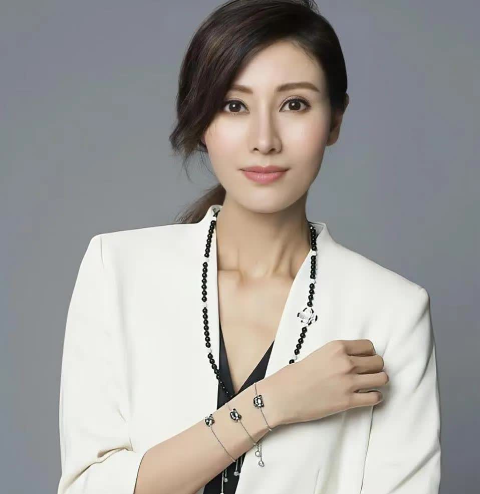 主持人问王晶:“李嘉欣被称为最美的港姐，你觉得李嘉欣长得漂亮吗？”王晶摇摇头:“