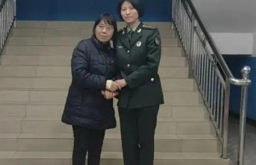 课间，华坪中学，一位女军官风风火火的跑到张桂梅面前，二话不说抱住了张桂梅：“老师