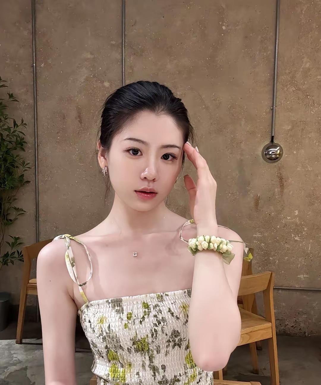 温柔气质，花裙飘逸，自然妆容，清新自然