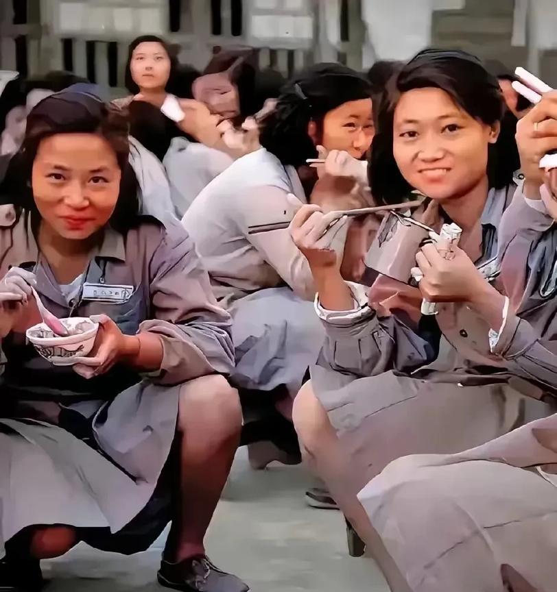 这是1949年在广州，一群国民党女兵吃饭的照片。有的人端着杯子，有的人捧着碗，