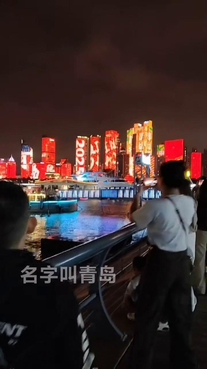 这是我可爱的家，名字叫青岛。红瓦绿树，碧海蓝天是永恒的符号。时尚动感，温馨浪漫令