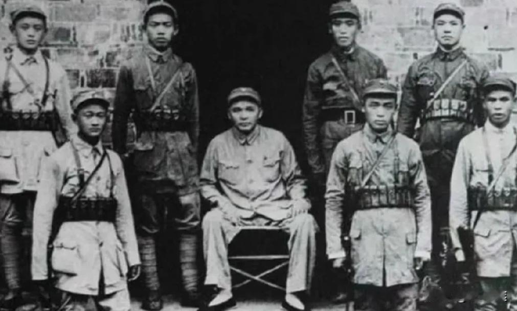 这是1941年，徐海东在新四军“养病”期间，一张罕见的留影，从照片中我们可以看出