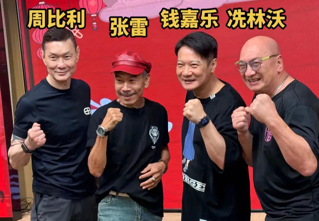 75岁的元华和67岁的周比利，坐了十几个小时的经济舱，飞回香港，去赶一个只摆了几