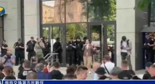 基辅竟然爆发战火以来首次大抗议！上千人怒怼反贪局。战火下的基辅街头，突然涌出