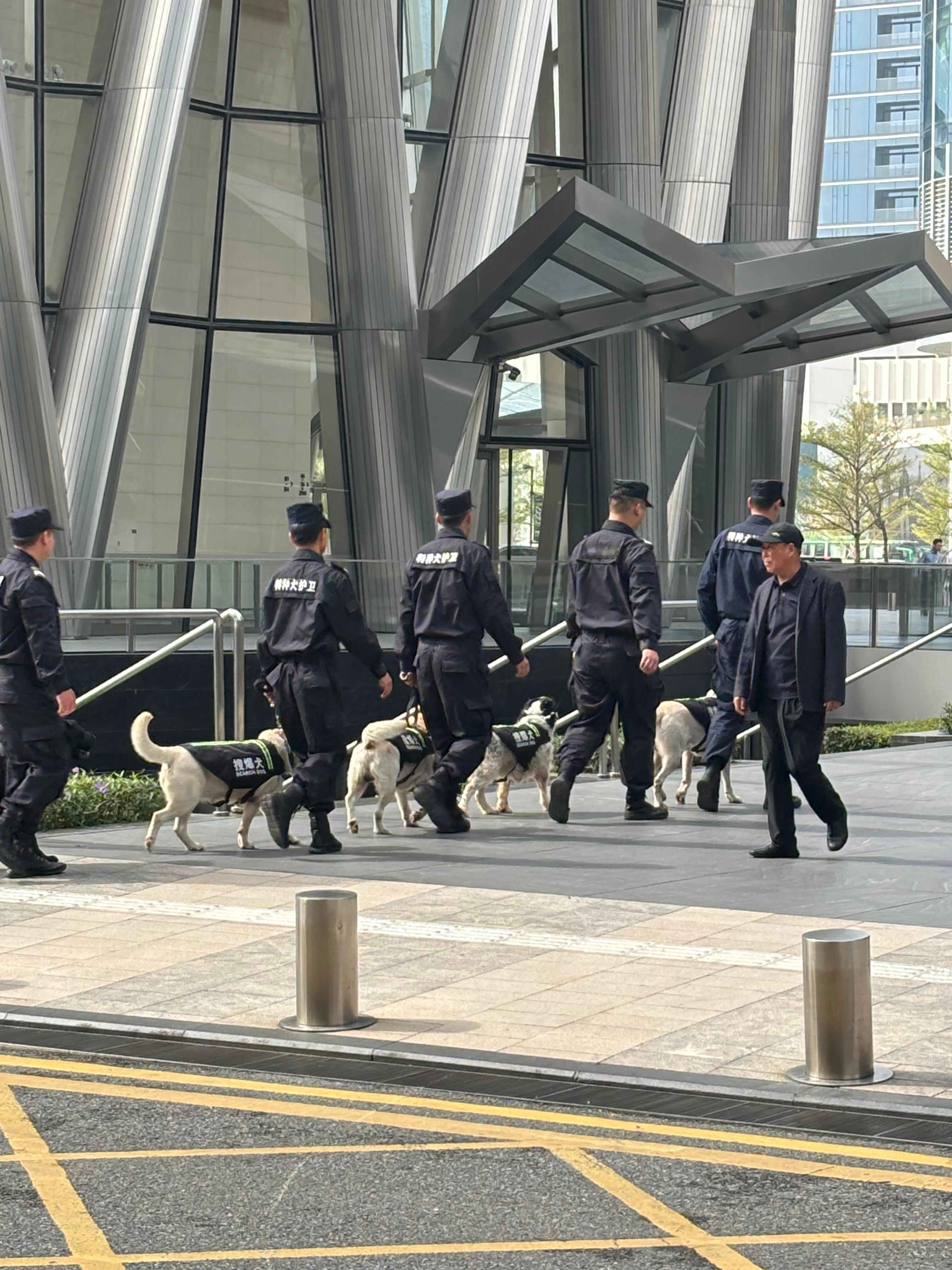 看尾巴的弧度应该是刚下班