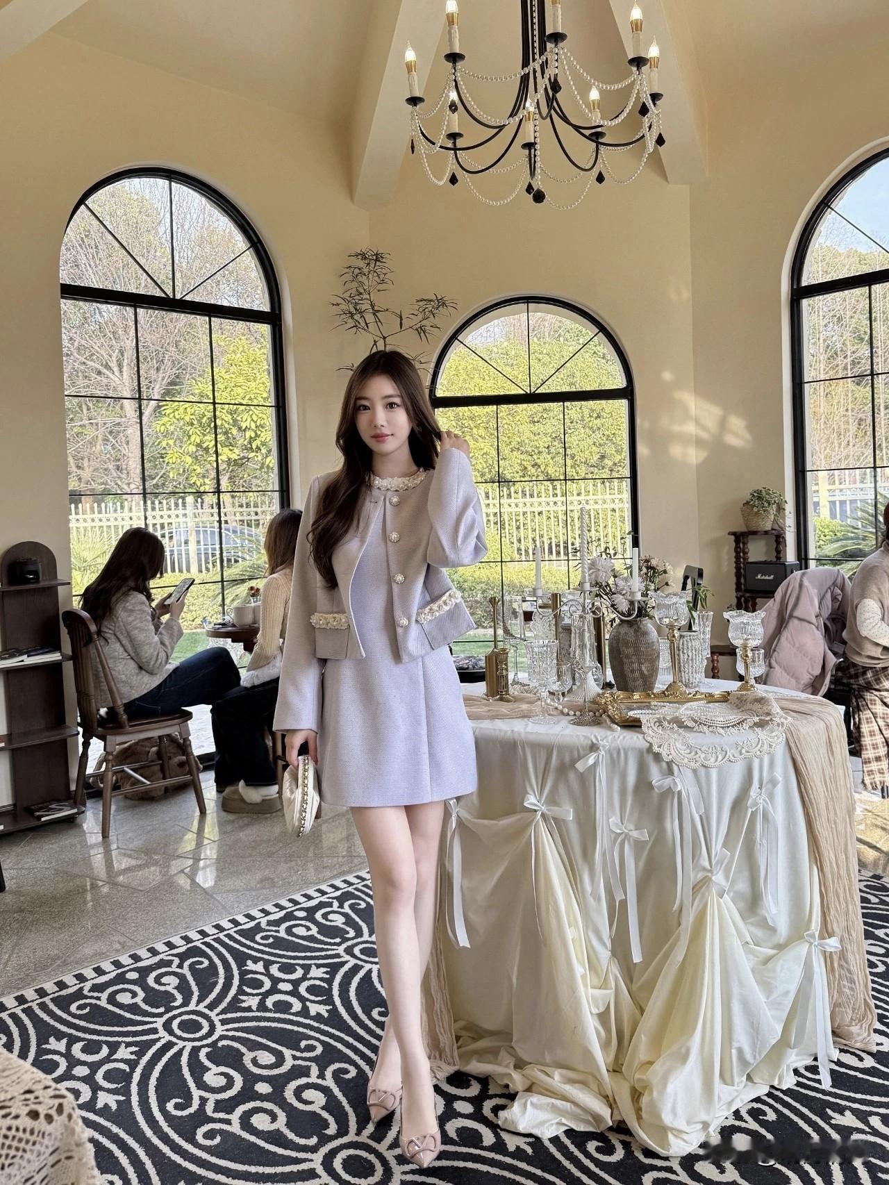 今天试了套紫色小香风，穿上就没舍得脱。不是那种很扎眼的紫，是淡淡的、带点灰调