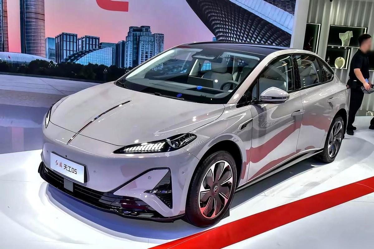 我跟你讲，有些车的设计，真不知道设计师脑子里在想什么。车头盖上给你搞一条笔直的