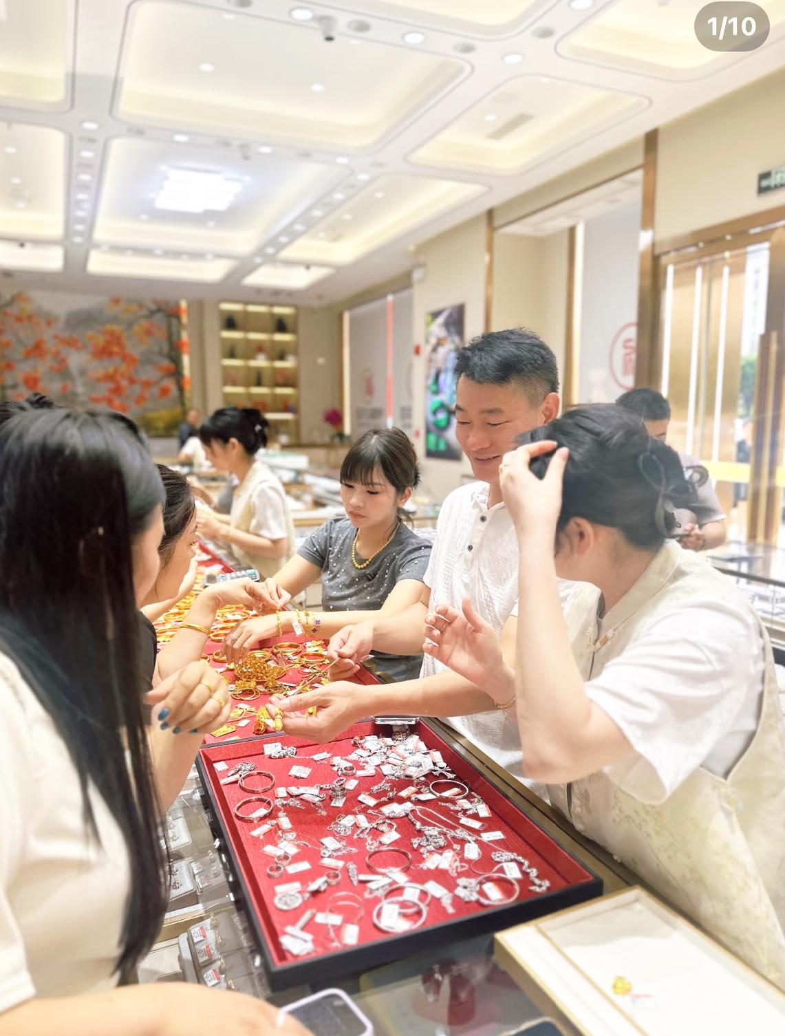 珠宝店来了一位七十多岁大爷，带着一位四十多岁女人，还有一位二十多岁姑娘挑首饰。