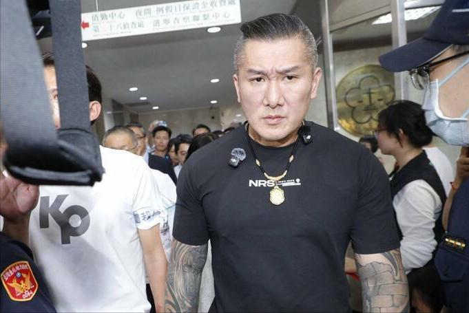 【馆长呛“把赖清德狗头斩下来”惹麻烦了！台“重大刑案组”侦办】台湾网红“馆长”陈
