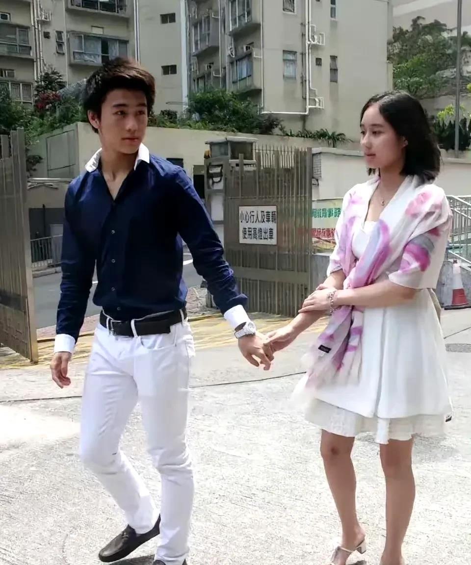 何猷君和何超欣是亲兄妹，怎么会传出绯闻。哥哥宠爱妹妹很正常。细心看何猷君和妹