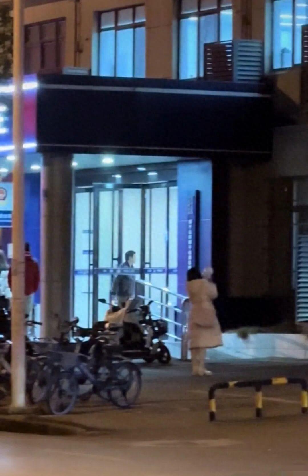 武汉深夜大瓜！女子持喇叭闯派出所表白，喊完就跑，视频下架引热议惊掉下巴！武