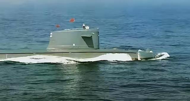 🌞1994年10月，我国403号核潜艇在训练结束后，返回青岛基地。突然，战