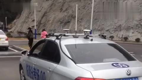 驾考科目二: 学员示范最标准倒车入库，教练一旁则使用“暗示音”