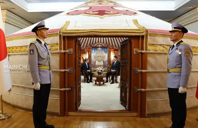一张照片，看出蒙古国的落后这是蒙古总统会见日本天皇的场景，就在蒙古国家宫的室内