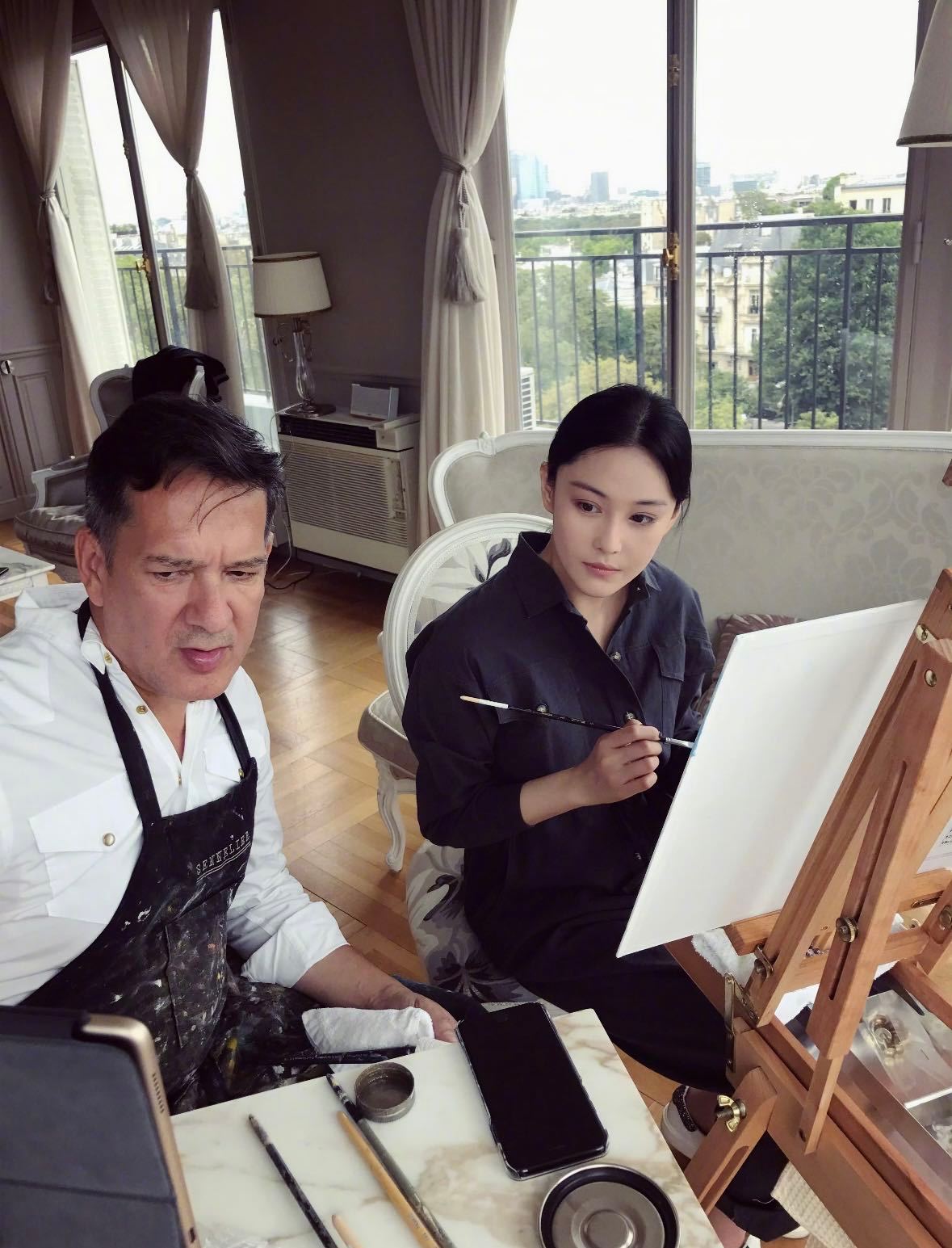 张馨予云南花海里画花张馨予的气质与这片花海完美契合！安静、美好又充满力量，花开