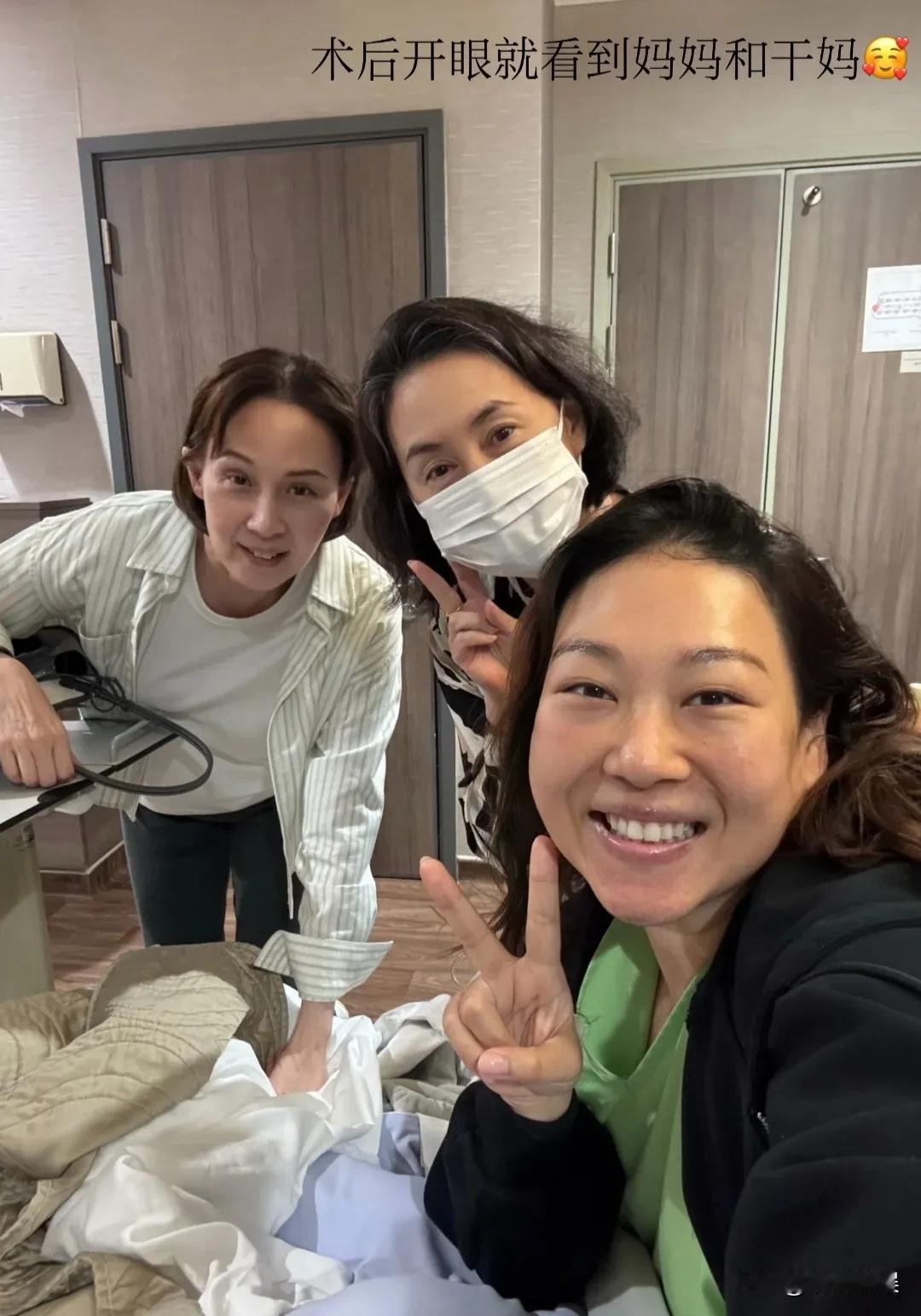何超琼和好闺蜜杨颖欣，一起探望受伤的干女儿曾昭怡，生图的何超琼，也老了不少。众