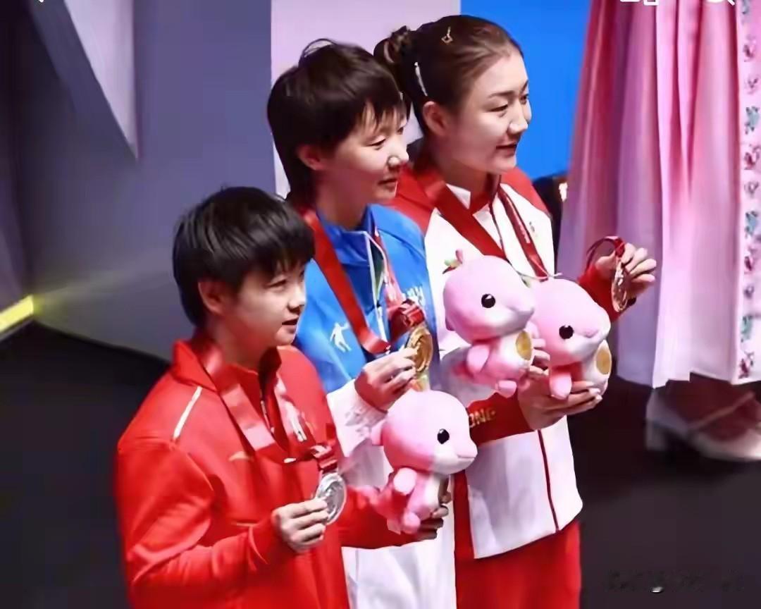 满场粉丝大喊孙颖莎，反而给她造成了很大压力。如果不看屏幕，明显感到对孙颖莎和王曼