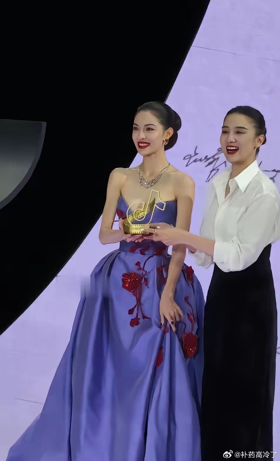 宋佳：给我拿会儿。钟楚曦：不给。宋佳：就一下。钟楚曦：我的。