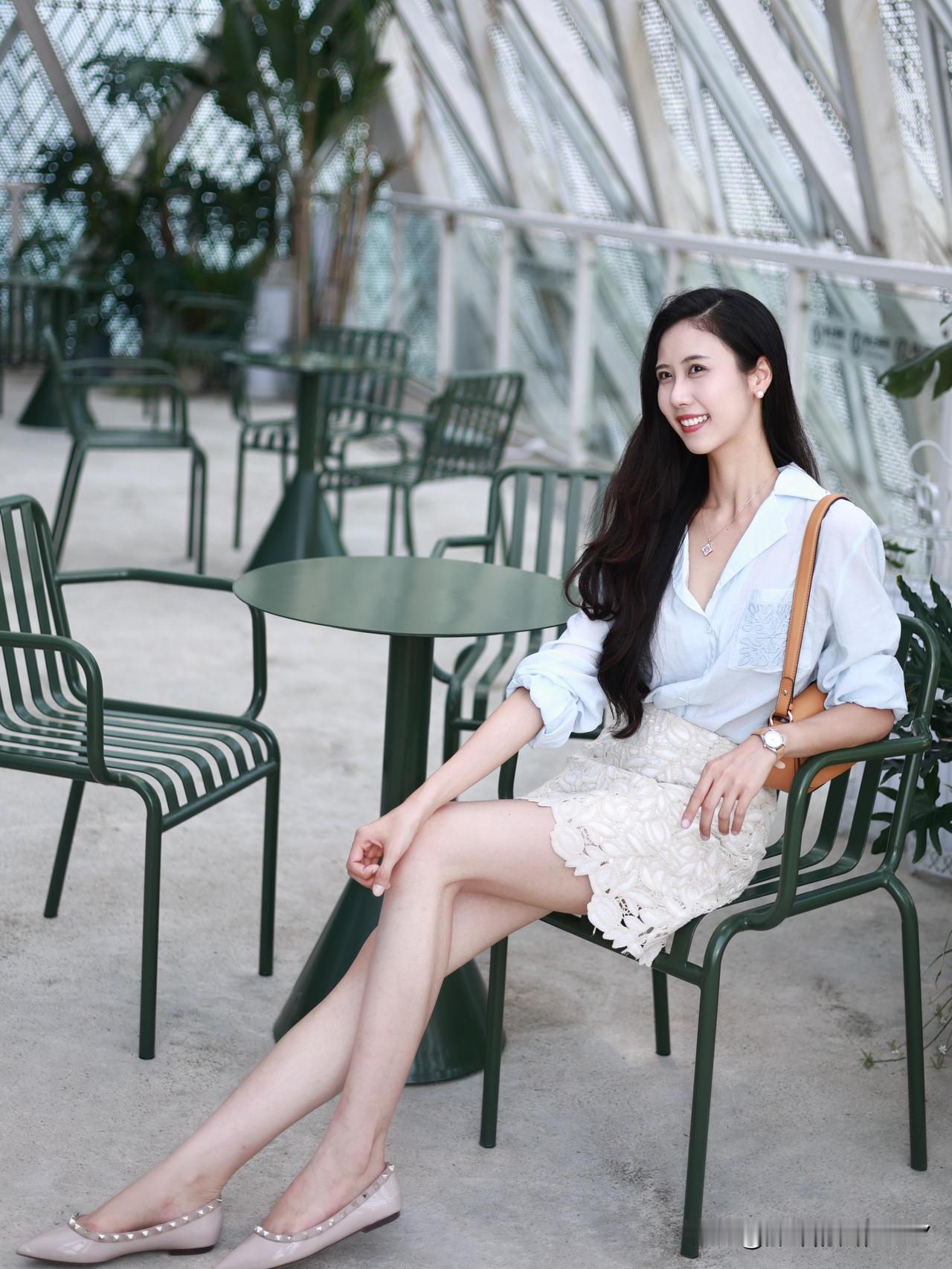 阳光明媚的午后，咖啡馆里的一抹清新微笑。