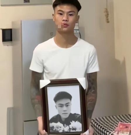 小伙子作死，为破除迷信封建，不信神佛的决心，不但装裱黑白照片，还每天点上摆蜡烛对