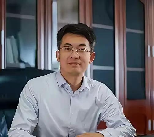 两张照片对比太明显了吧，第二张是付磊去了安大以后发表讲话的照片。他去安大也没
