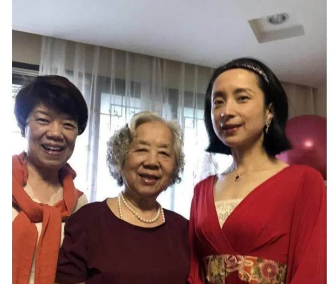 2018年，消失7年后汤灿能想到的人只有妈妈了。才43岁的她手有点吓人，青筋暴起