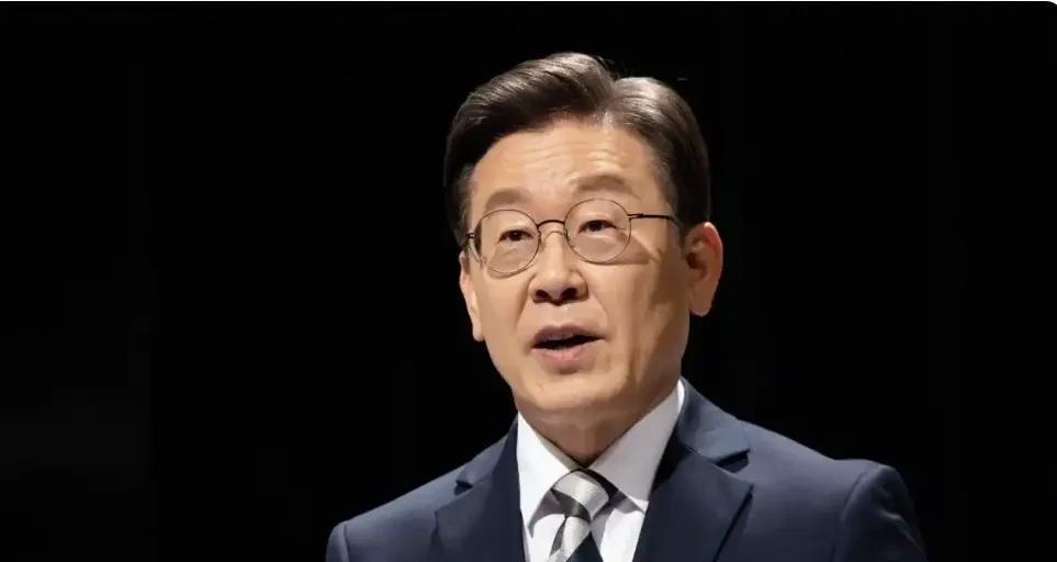 李在明完成军队统帅权交接！本月4日6时21分开始，李在明即刻拥有了军队统帅权等