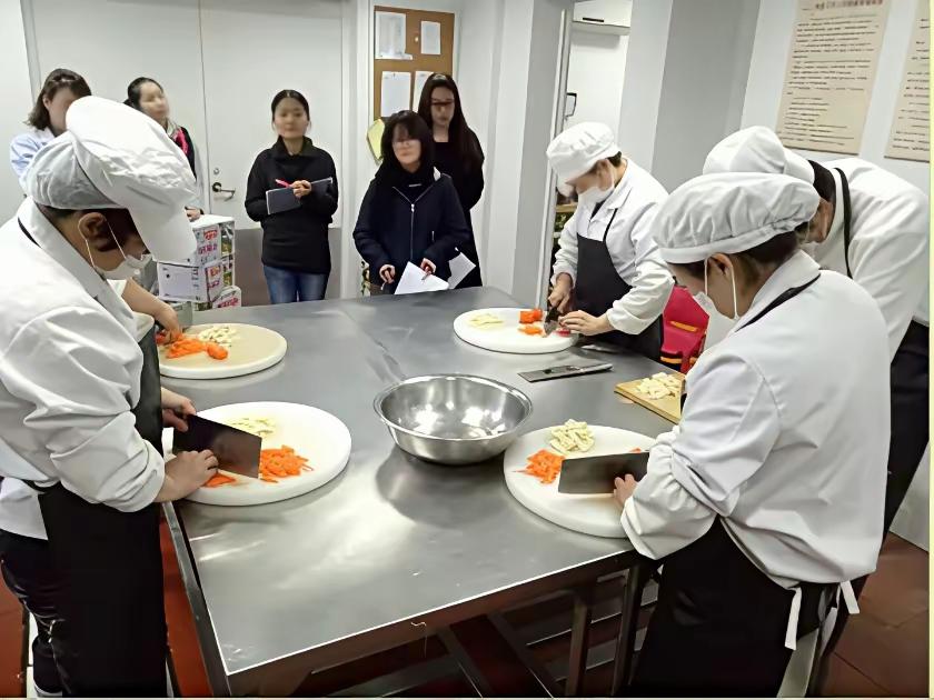 昨天去应聘了一个饭店工作，在厨房里干打杂工，工资一个月3500块钱，有两天休假，