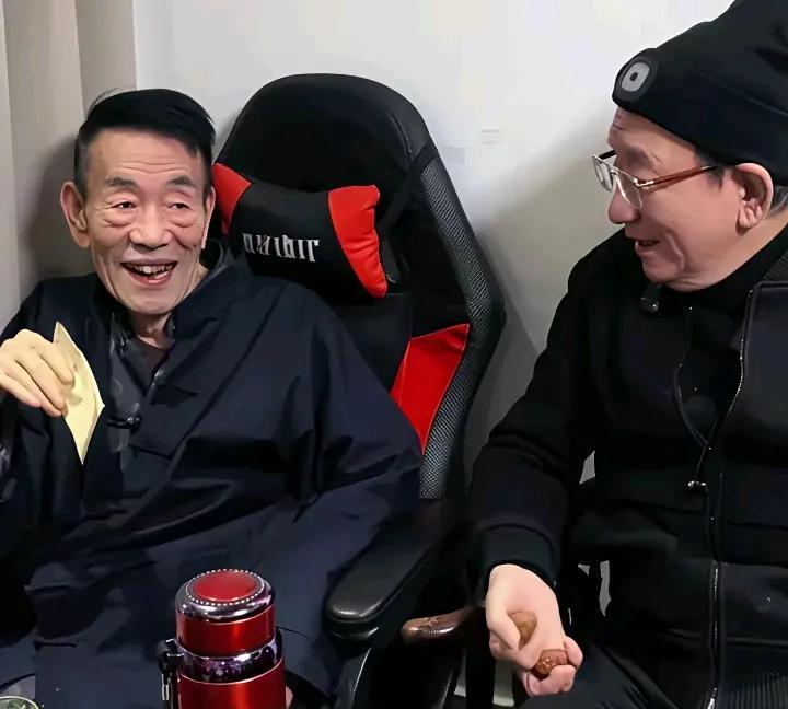 作为杨议二哥的侯耀华至今没有吊唁杨少华老爷子，感觉格局小了。按常理侯耀华应该去