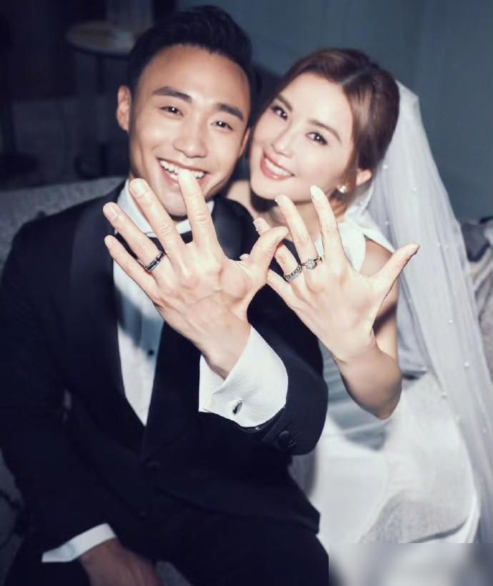踢开百亿豪门，扭头闪婚小10岁的健身教练。43岁的阿Sa，你根本看不懂她葫芦里卖