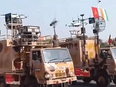 15日印度举行陆军日阅兵式，除了摩托车技，还高调隆重展示了各种武器，尤其是最先进