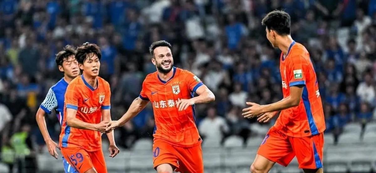 山东泰山，正在悄悄做一件违背“豪门”常识的事。不买巨星，改种“青训林”。防线