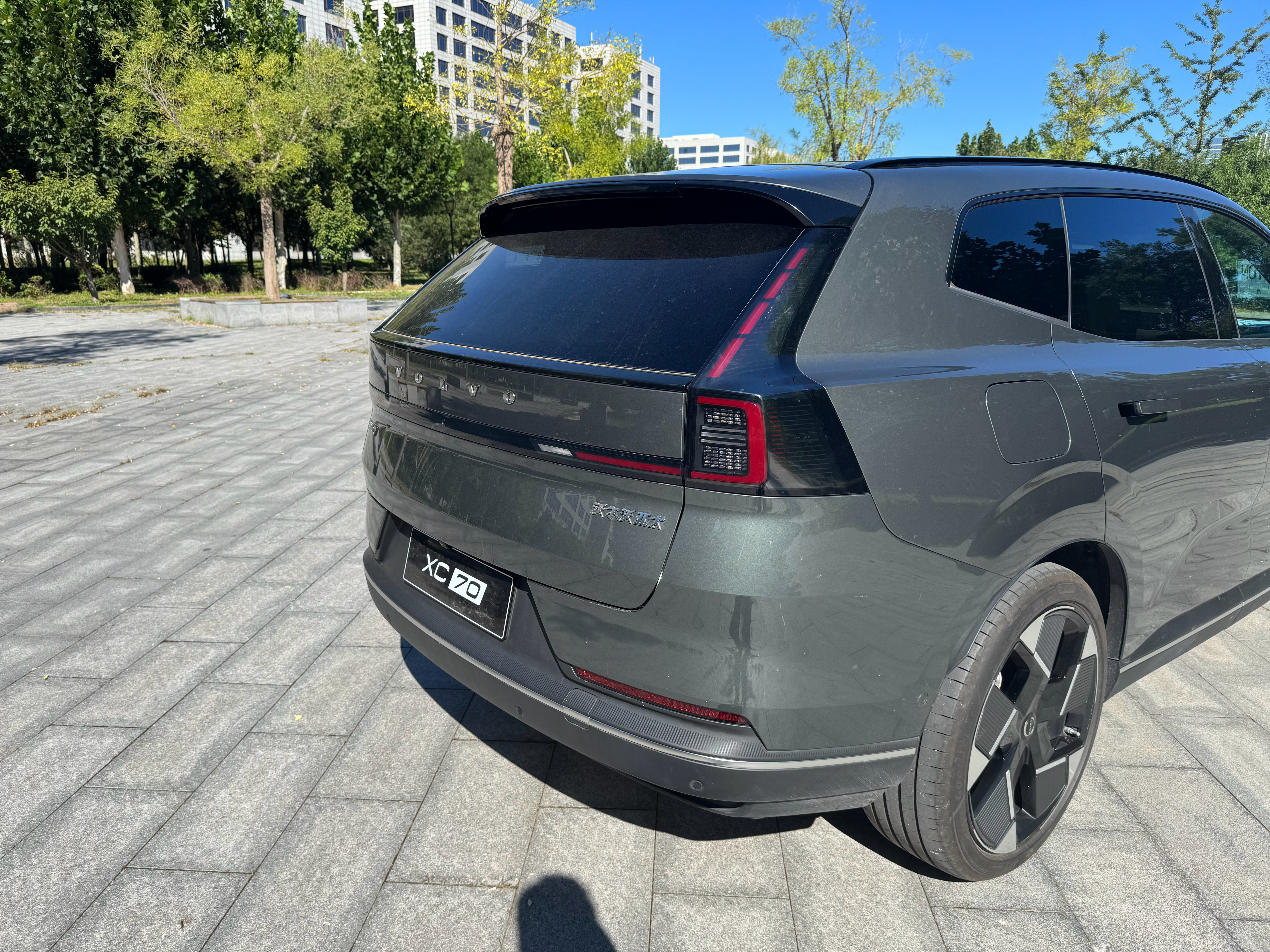 偶遇沃尔沃XC70基本就是领克08的换壳了一样的动力系统然后，沃尔沃把内饰改成