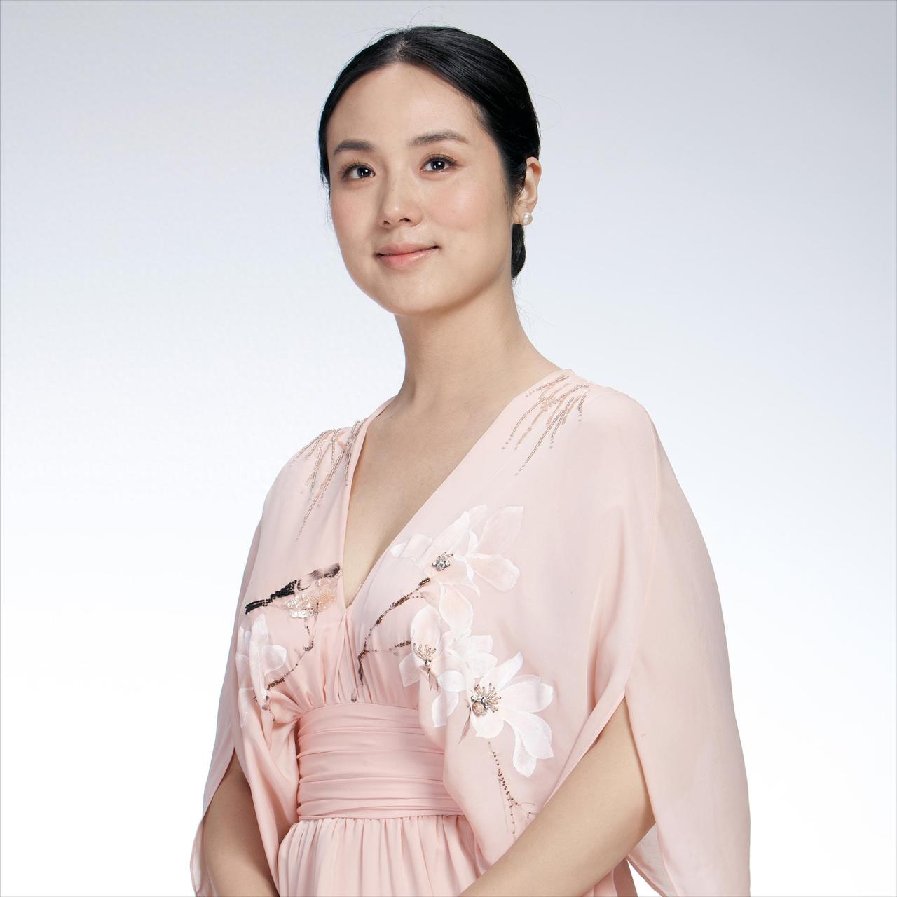 她是著名歌唱家，丈夫曾是央视主持，47岁儿女双全担任企业高管   哈