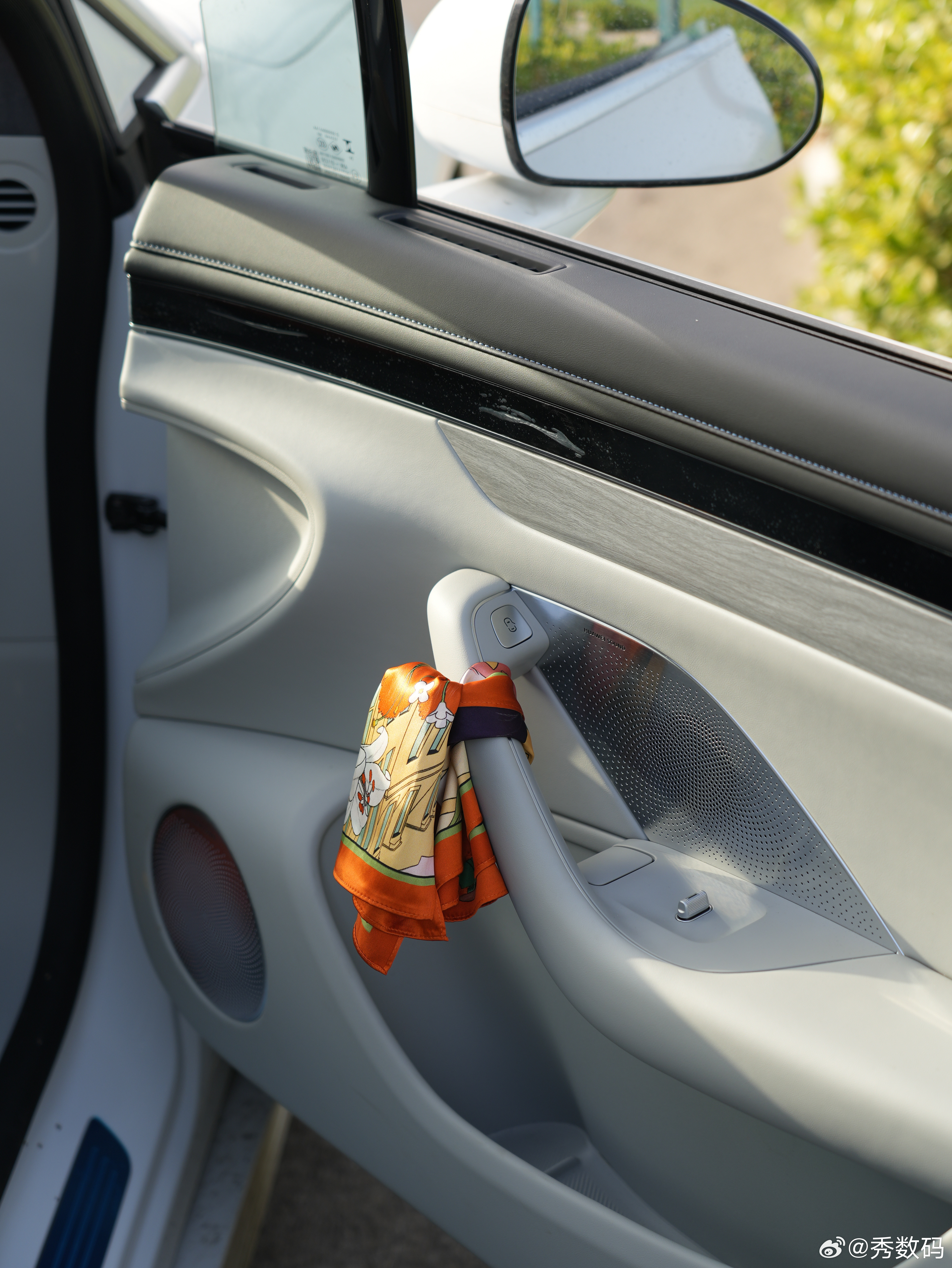 智界汽车也太懂时尚了吧！收到这份“橙意”满满的礼盒，真的有被惊喜到～这是爱马