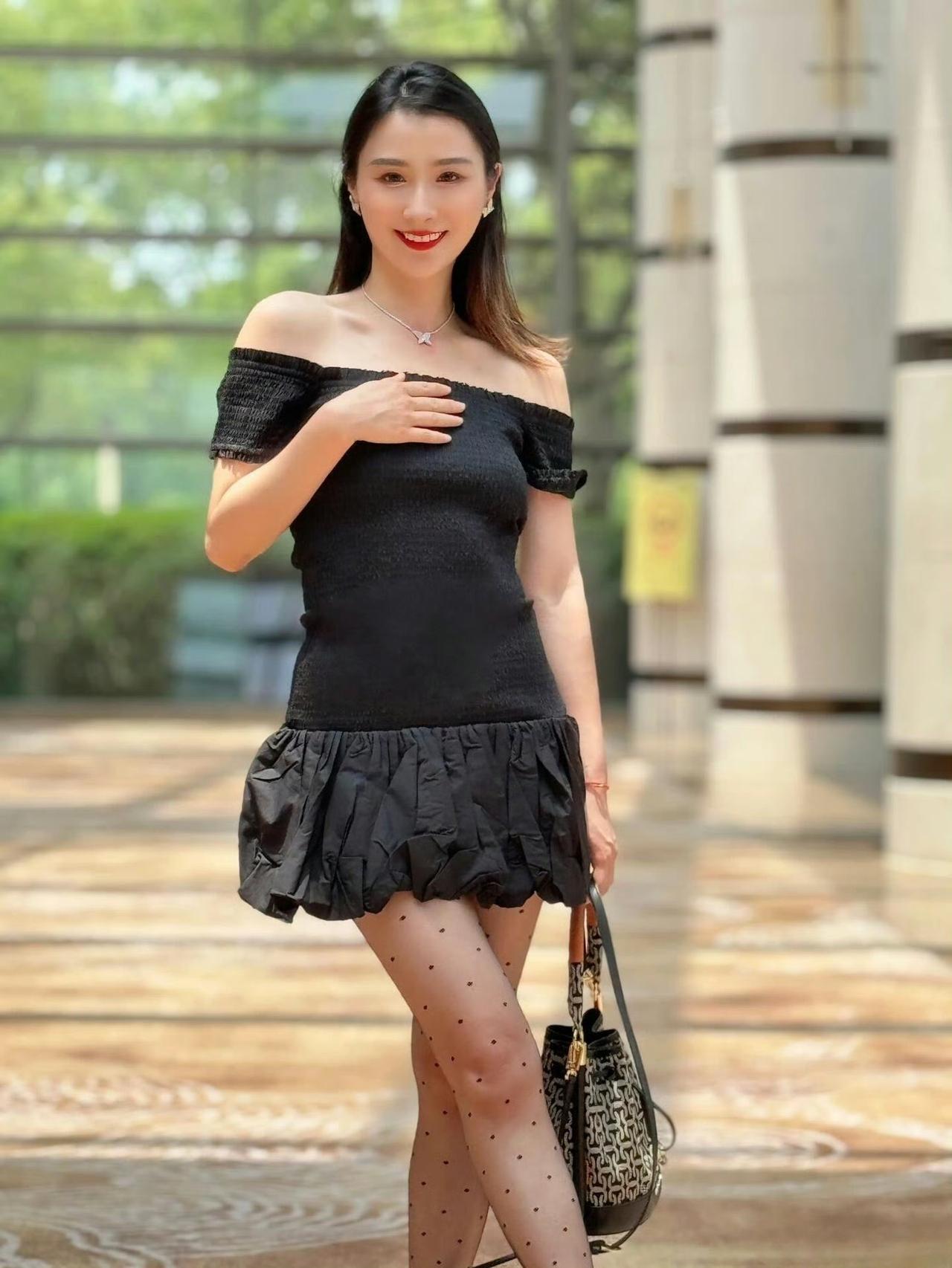 这套穿搭属于轻熟性感风，是很适合春夏的精致约会/休闲通勤造型~核心单品是BCB