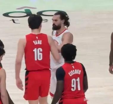 再负开拓者，杨瀚森引领末节初11比0，他不惧怕对抗，硬刚亚当斯，这是最大的收获