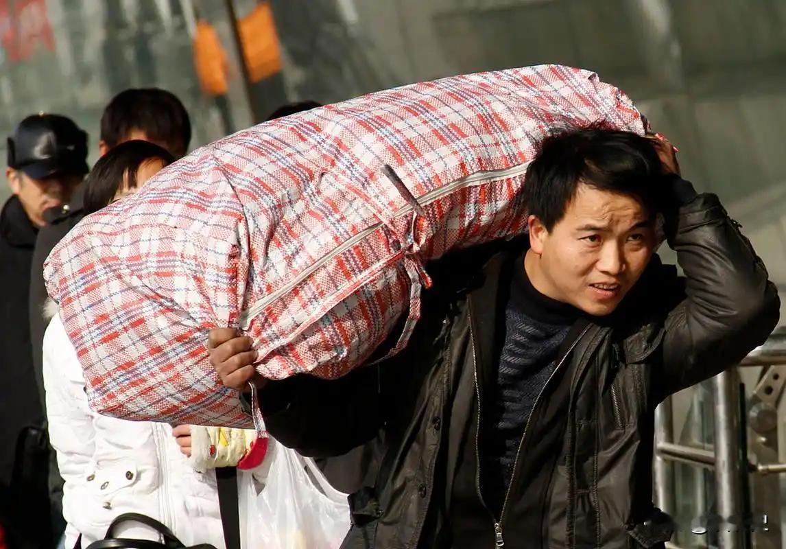 刷到很多人说“未来一半中国人要搬家”，其实有点夸张了，但2025年最新人口数据一