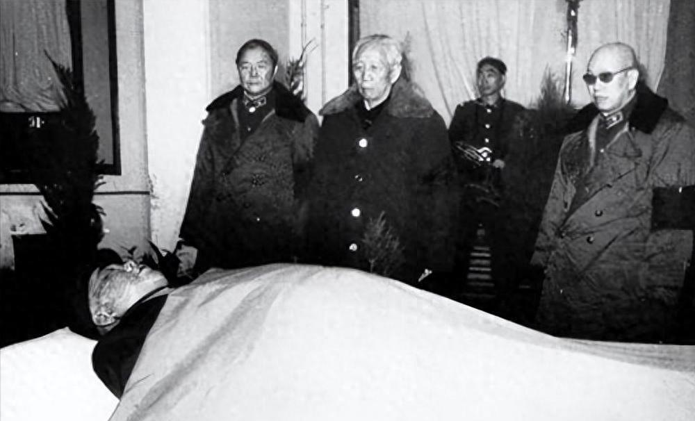 许世友1985年病逝，南京军区9位重要人物前往床榻送别，他们的身份都有哪些呢？