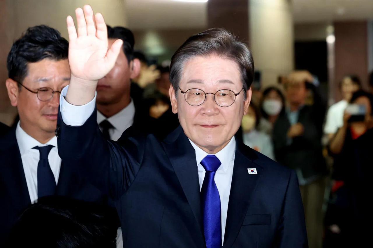 没有冷门，李在明已事实上圆梦青瓦台！他似乎在努力控制自己的情绪？紧咬着嘴唇