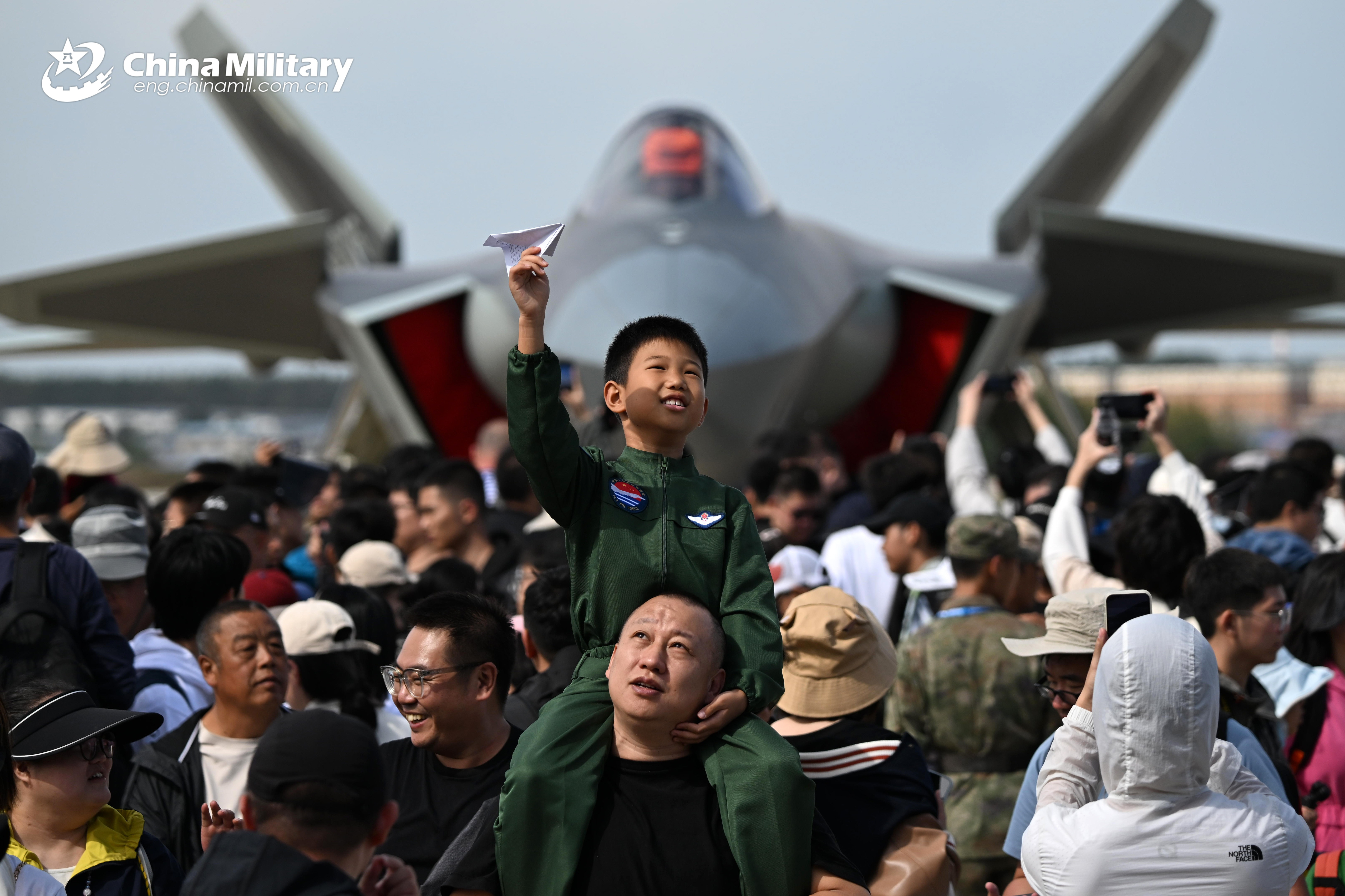 军宣出圣人了？无论是是从“国泰民安”、“托举未来”、“纸飞机与歼-20”等方面来