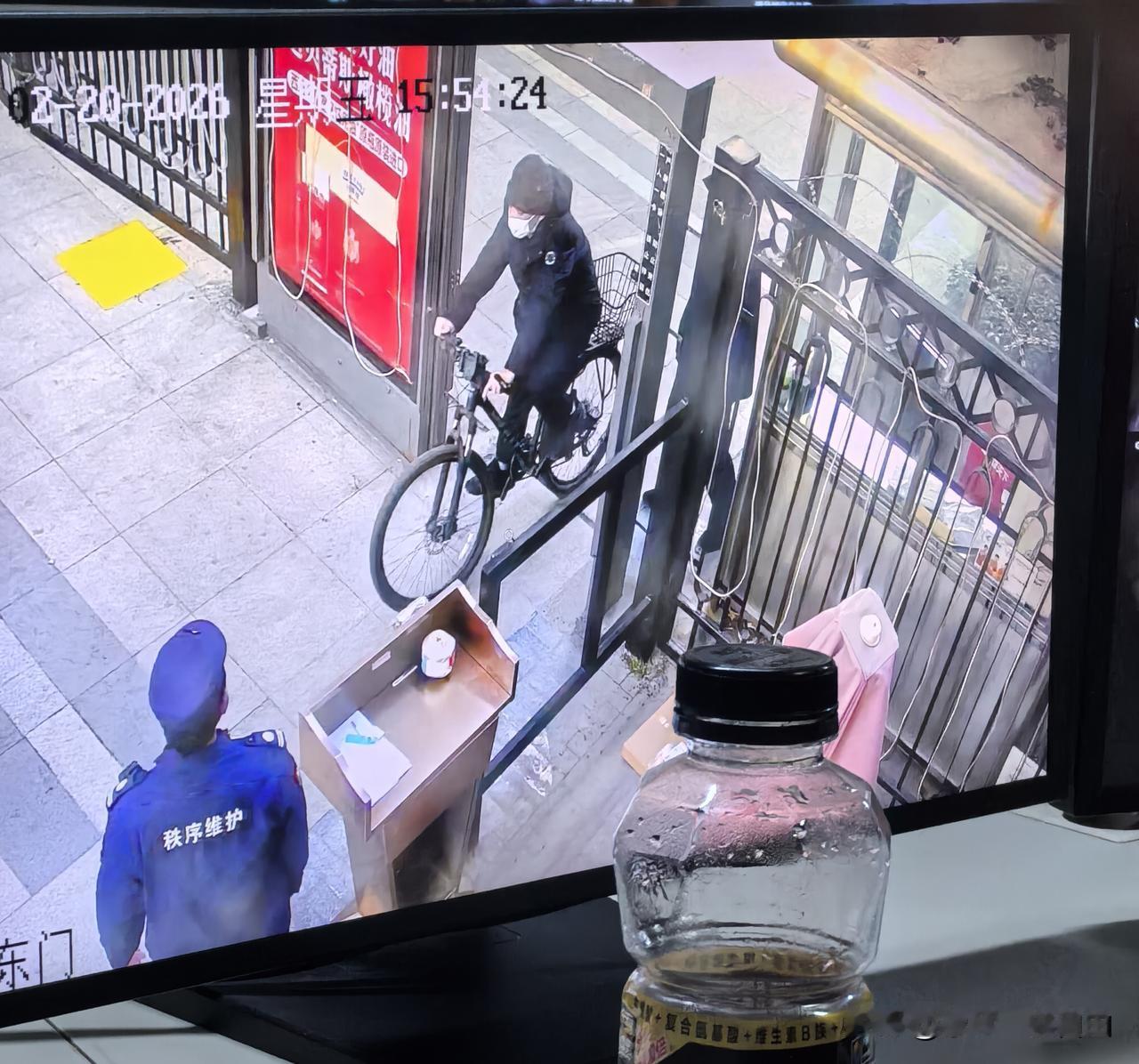 大过年的，发现孩子停在楼下的自行车丢了！孩子的捷安特自行车三千多买的，又安装了