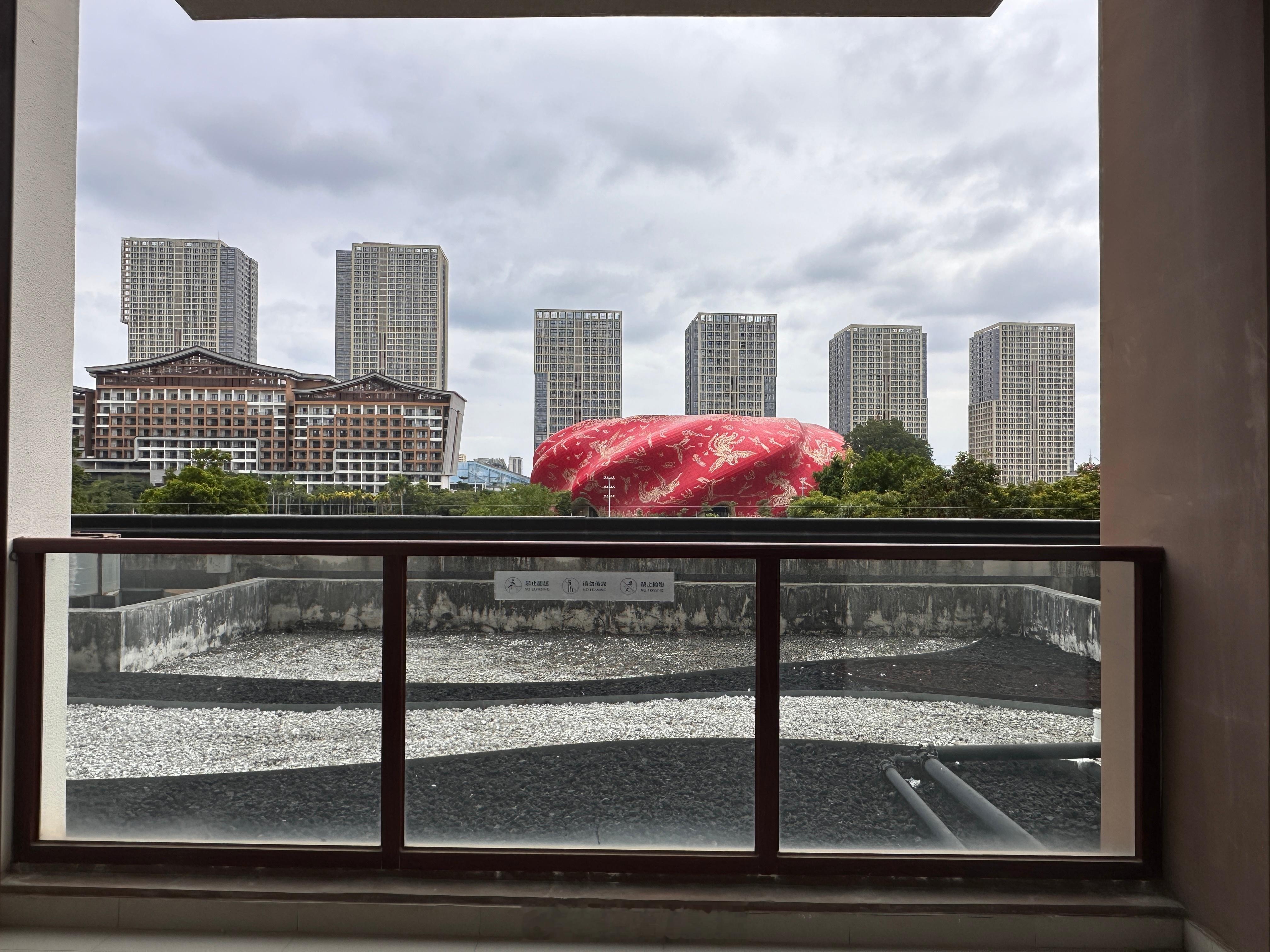 广州融创施柏阁酒店，旁边还有花间堂和大观，房间不算很大，房间内的装饰与大楼的外观