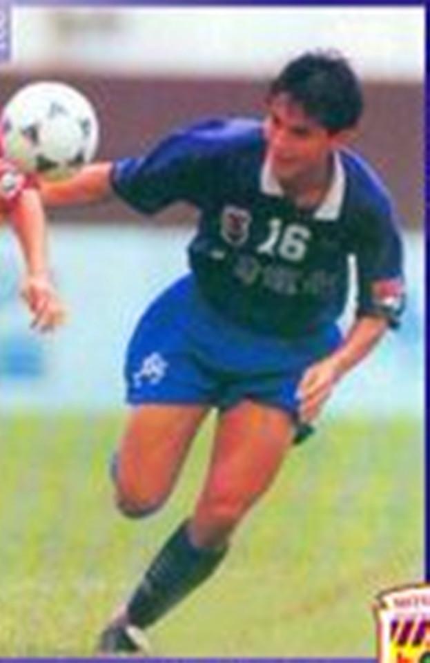 曾献衡是广州松日队青训出品的本土中后卫，1995年进入一线队并身披16号球衣，是