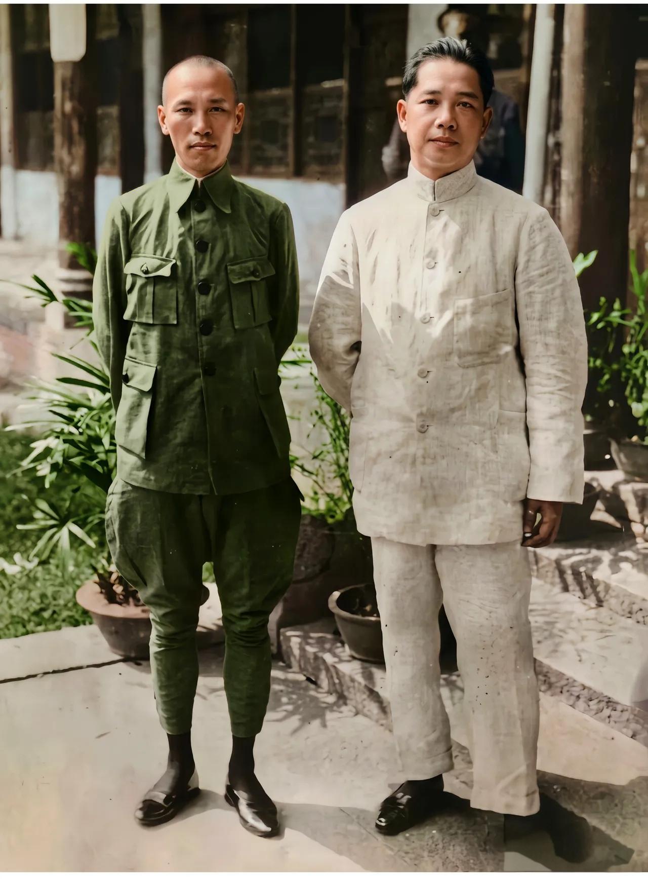 什么人都是凡人。1927年，蒋与汪在广州。蒋40岁，汪44岁。瘦长腿，中山装