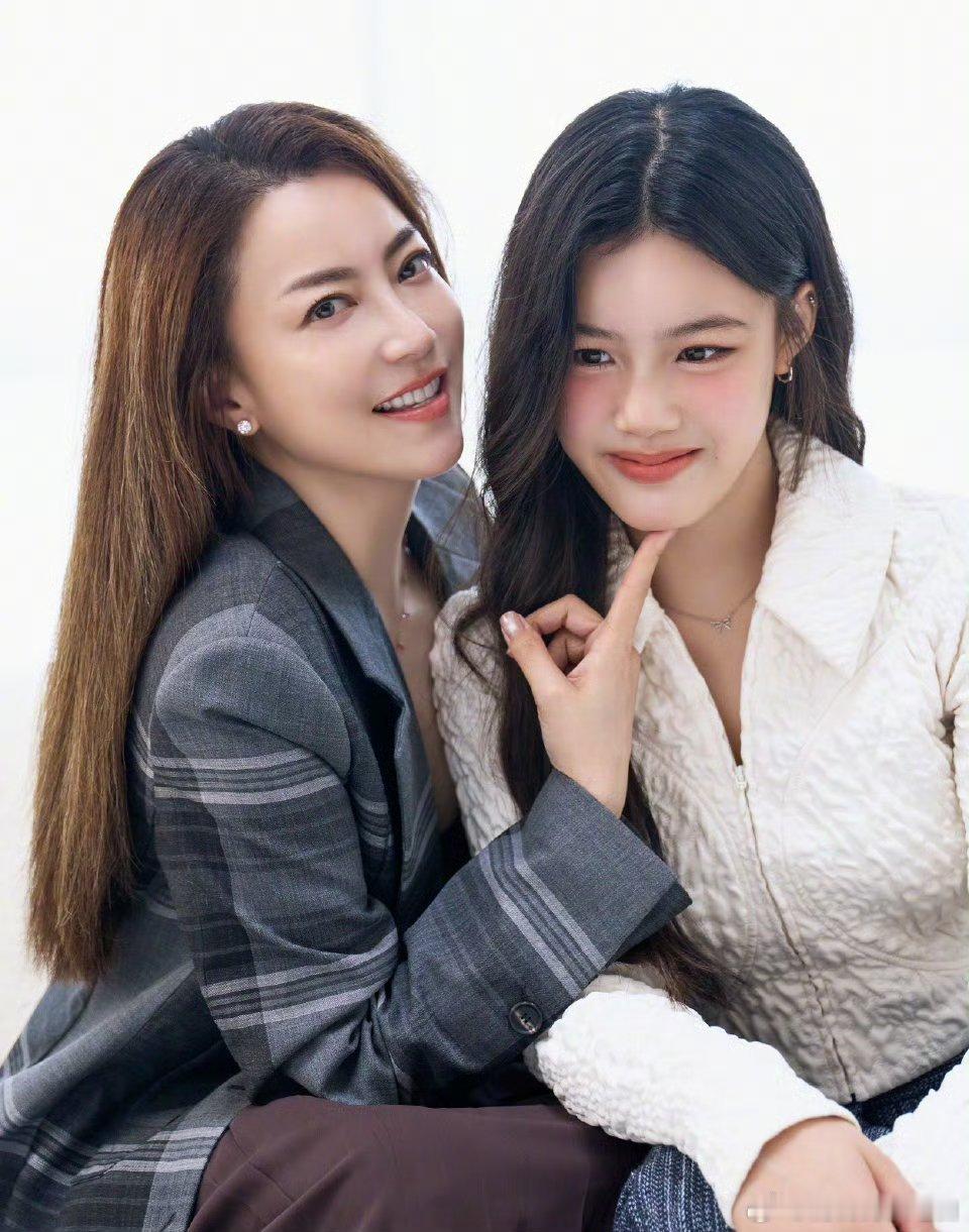 霍汶希女儿杂志封面首秀封面大片里，霍汶希女儿长发飘飘，气质温婉。这是她第一次正