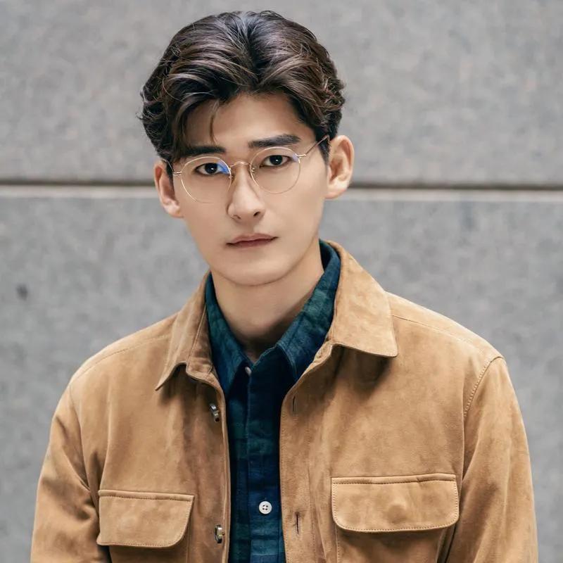 张翰“不近女色”传闻背后：现实与荒诞的交织最近，娱乐圈因张翰“不近女色”的传